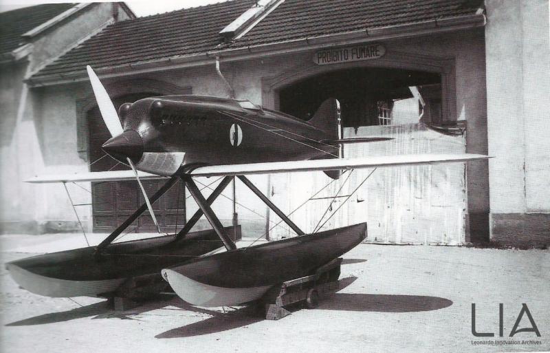Idro M.52R  presso un hangar dell'Aeronautica Macchi sito a Masnago (zona Varese)